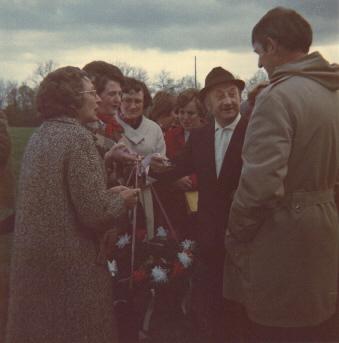 1975_Kugelf-Richtkr 1.jpg - Die Offiziersdamen brachten einen Richtkranz v.l. Lina Engbers, Anni Eßling, Guste Paschert, Toni Kröger mit dem Vorstitzenden Theo Wessendorf u. Kassierer Karl Schlüter. Hier bei den Verhandlungen.